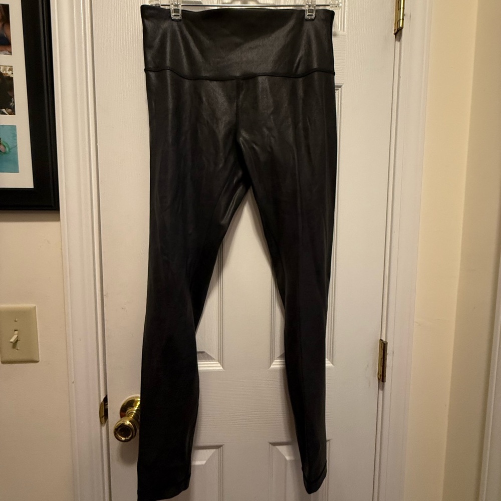 Lululemon Black Wunder Train High-Rise Tight 28"
Matte Shine Black